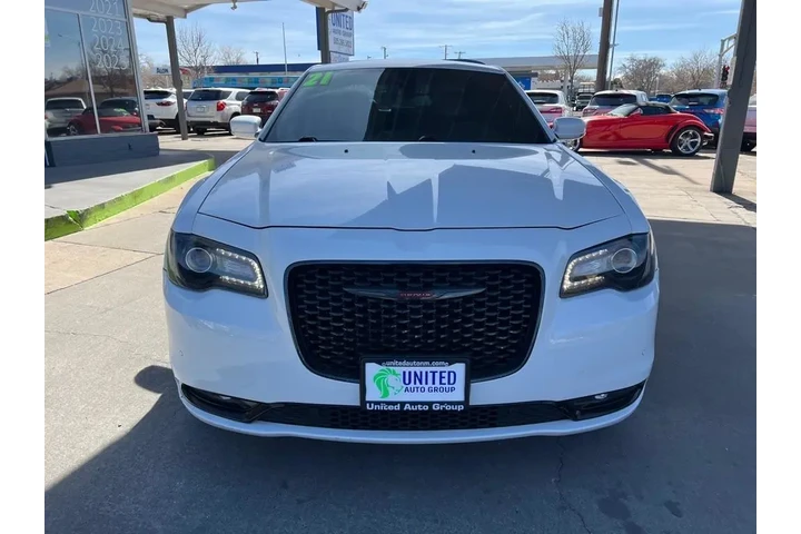 2021 300 S V6 RWD image 2