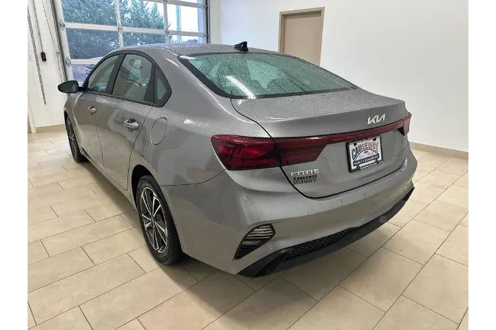 $17585 : Kia Forte 2023 LX 4dr Sedan image 5