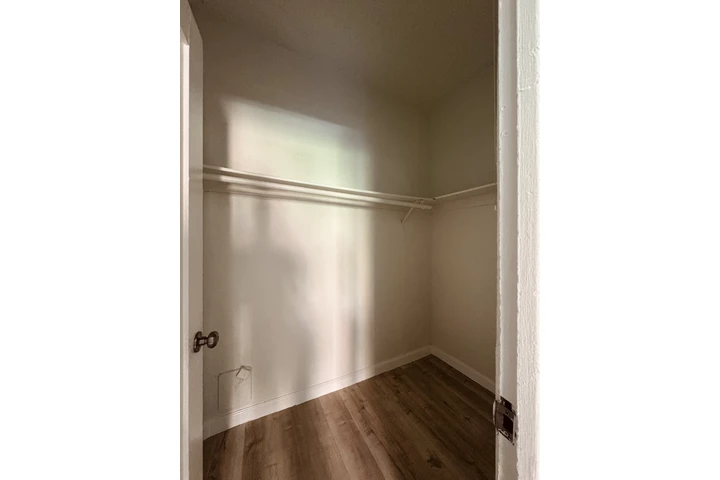 $1200 : 9th/Hobart No parking image 2