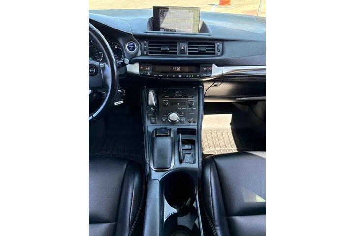 $14995 : 2017 CT 200h image 9