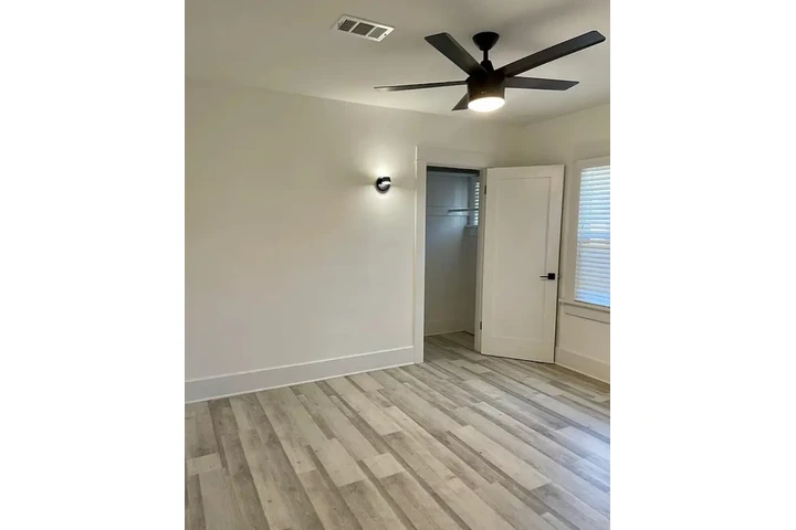 $2400 : 3 Bedroom Home in Los Angeles image 9