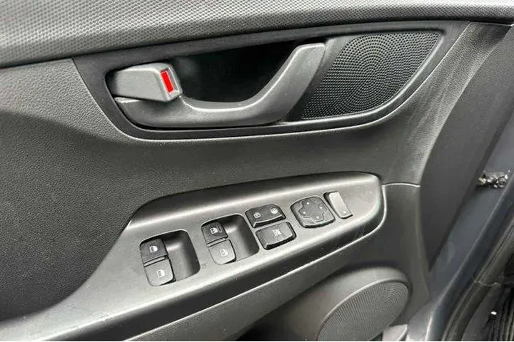 $14881 : Hyundai KONA 2023 AWD SEL 4d image 9