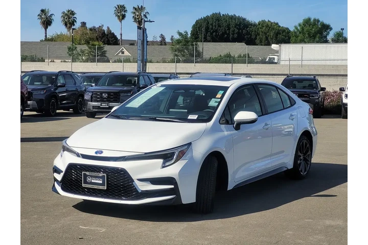 $27868 : Toyota Corolla Hybrid 2024 S image 9
