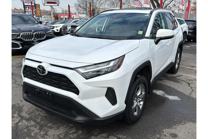 $29490 : Toyota RAV4 2024 AWD XLE 4dr image 4