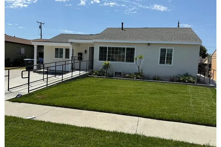$1660 : FRONT HOUSE in the City image 1