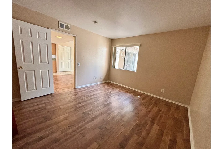 $1000 : Apartm with Updated Appliances image 4