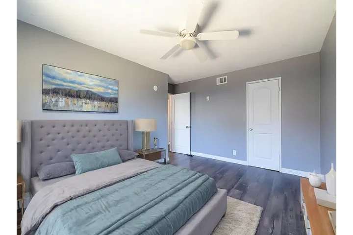 $1895 : 4 BEDROOM HOUSE GARAGE PARKING image 1