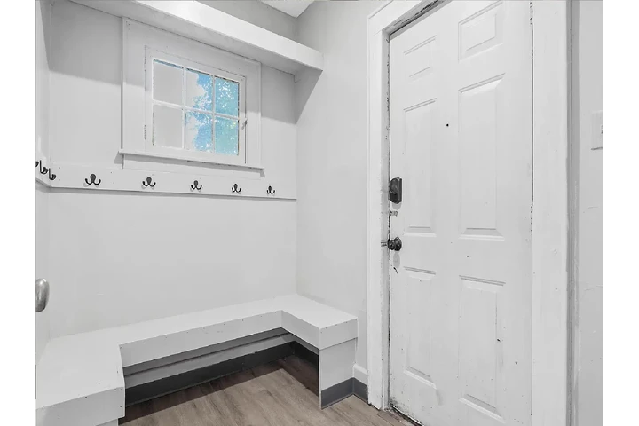 $1000 : large kitchen spacious home image 3