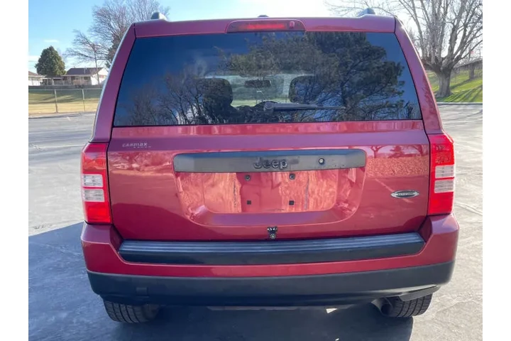 $5900 : 2015 Patriot Altitude Edition image 9