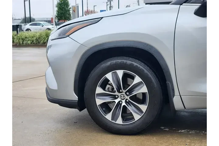 $31499 : Toyota Highlander 2023 L 4dr image 8
