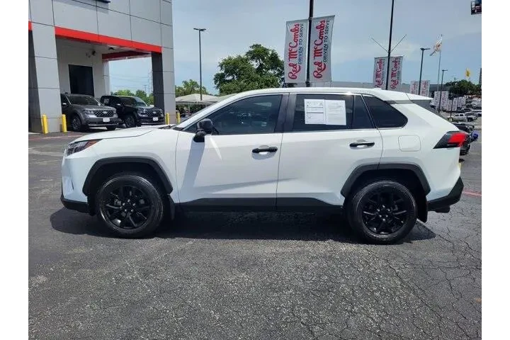 $29800 : Toyota RAV4 2024 LE 4dr SUV image 6