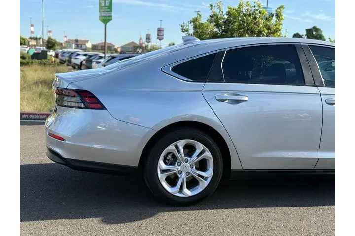 $26991 : Honda Accord 2025 LX 4dr Sed image 8