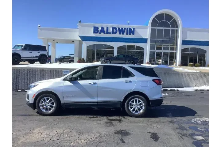 $17550 : Chevrolet Equinox 2022 LS 4d image 4