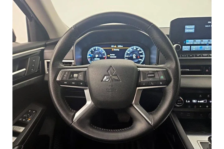 $27998 : Mitsubishi Outlander 2024 SE image 10