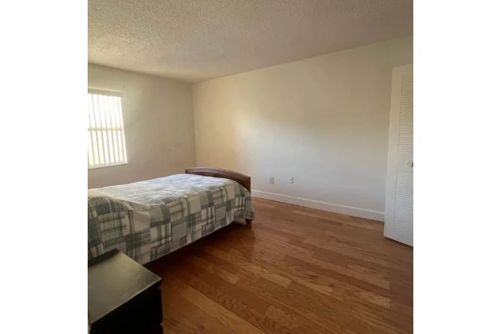 $830 : RENTO HABITACIÓN EN KENDALL image 1