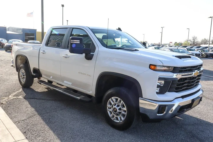 $59988 : 2025 Silverado 2500HD 4WD Cre image 3