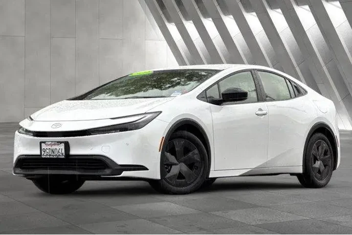 $25500 : Toyota Prius 2023 LE 4dr Hat image 2