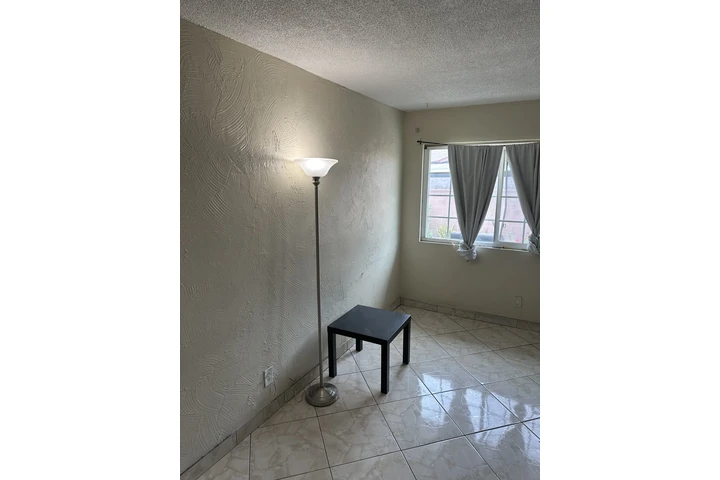 $650 : Se renta espacio privado image 2