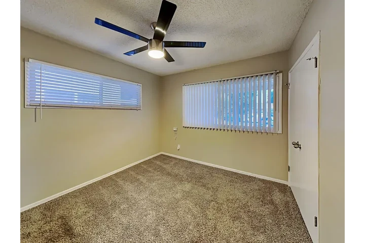 $1750 : Lovely Home Ready image 3