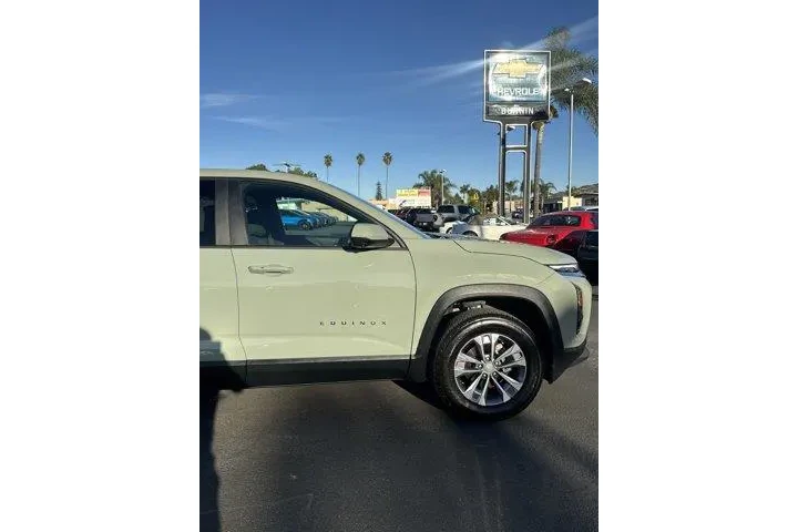 $27995 : Chevrolet Equinox 2025 LT 4d image 9