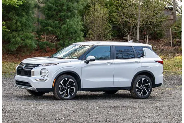 $21195 : Mitsubishi Outlander 2024 AW image 3