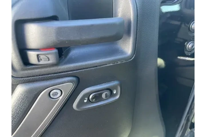 $18992 : Jeep Wrangler 2013 4x4 Sport image 5