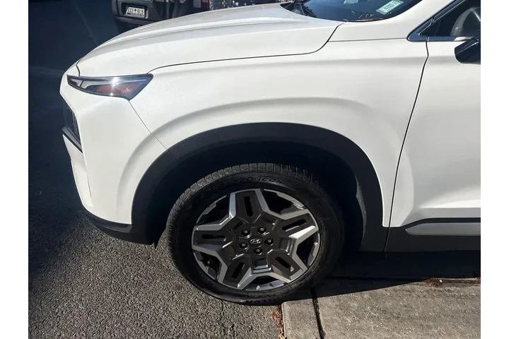 $26125 : Hyundai SANTA FE Plug-In Hyb image 10