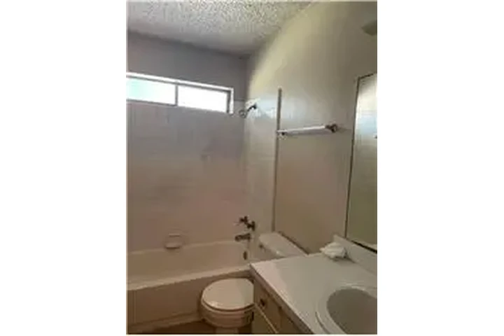 $825 : Rental property with 2 bedro image 5