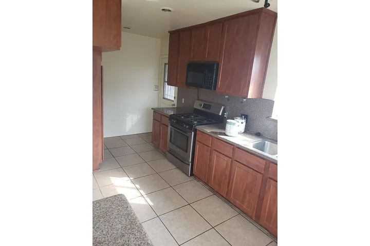 $1500 : Downey Renta Available!! image 3