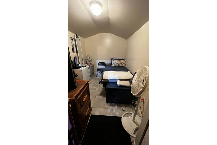$750 : CUARTO PEQUEÑO/PRIVADO image 2
