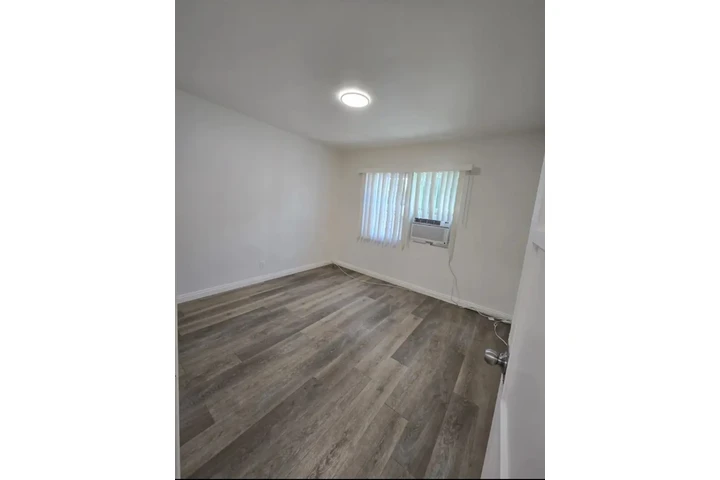 $1500 : Authentically  pleasing house image 5