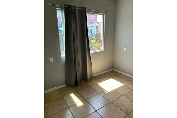 $650 : Se renta cuarto image 1