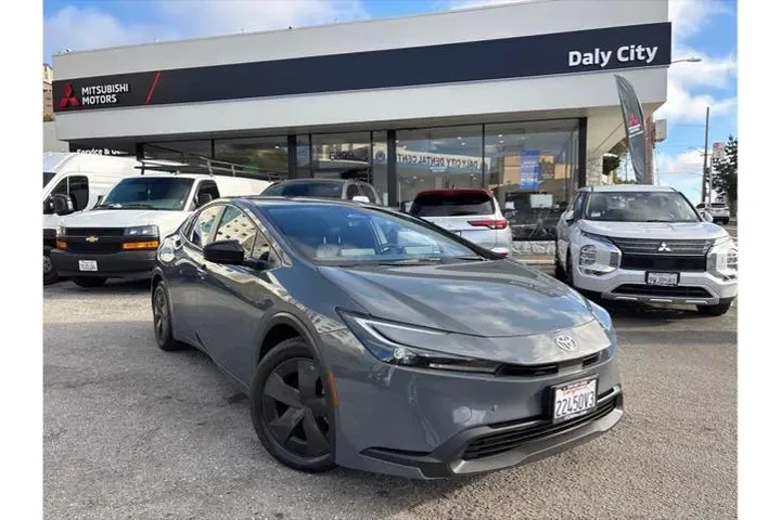 $27498 : Toyota Prius 2023 LE 4dr Hat image 1
