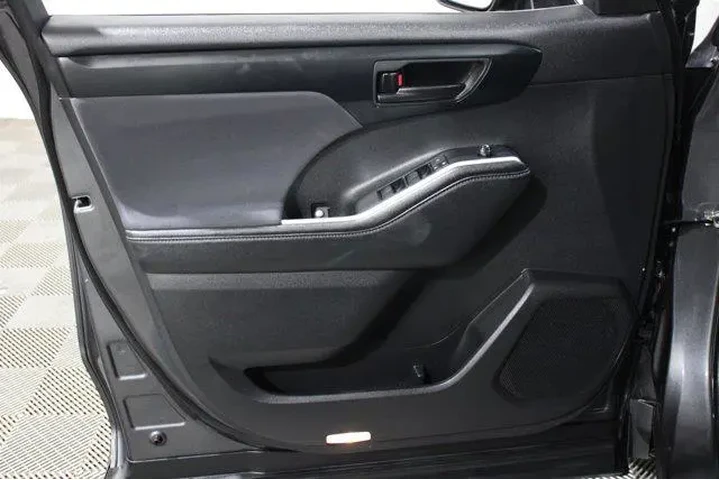 $38998 : Toyota Highlander 2024 LE 4d image 6