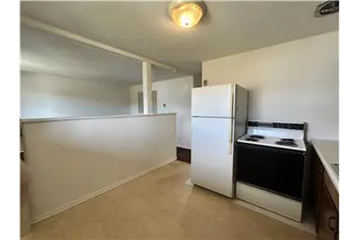 $595 : Rental property with 2 bedro image 3