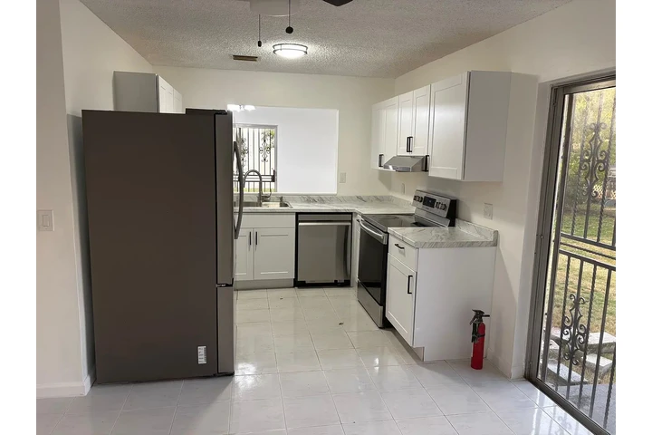 $980 : Recently renovated 3 Bed 2 bat image 5