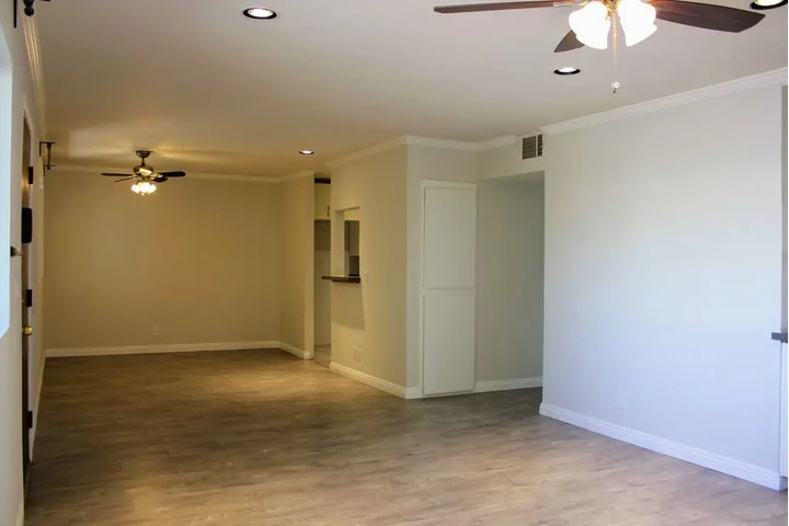 $1050 : Excelente estado Marina, CA image 6