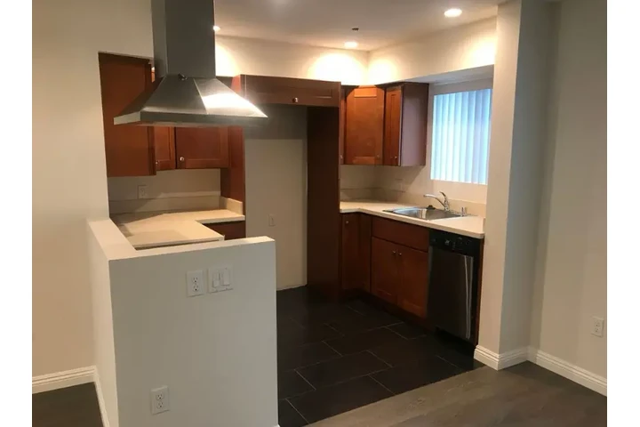 $2400 : 3bed  in Korean town LA image 6