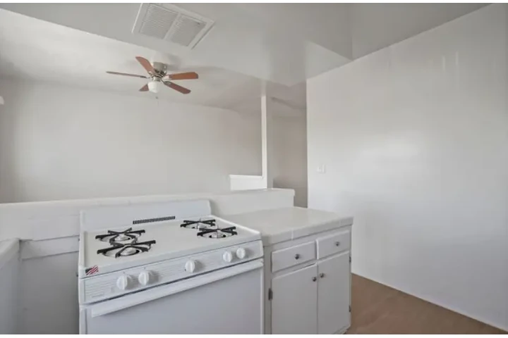 $1450 : Available 1Bedroom Apt  in LA image 8