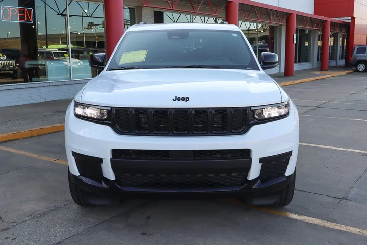 $38988 : 2025 Grand Cherokee L Altitud image 3