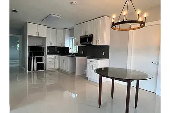 $2500 : Charming HOME IN Miami image 4