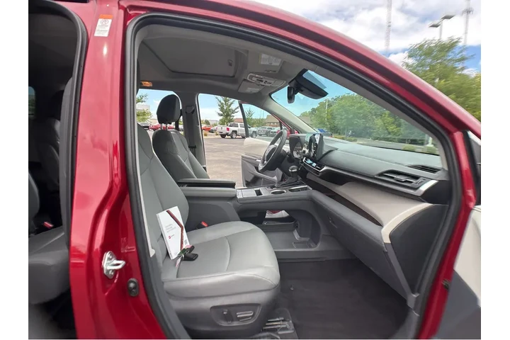 $50000 : Gold Certified2024 Sienna XLE image 4