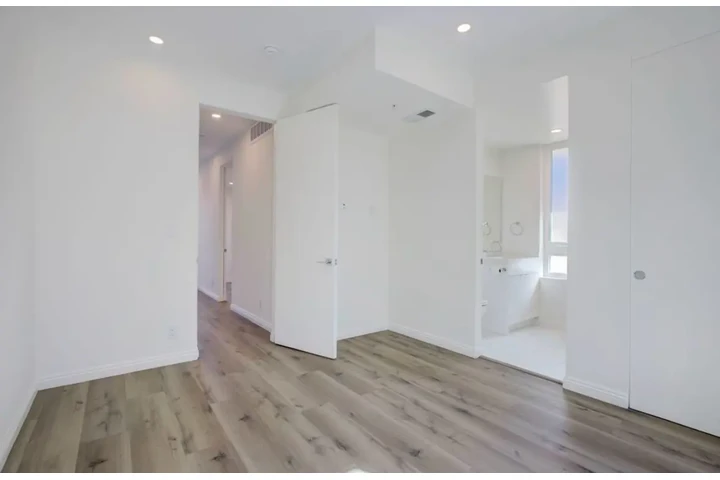 $2100 : 2 bed Apartment for rent in LA image 2