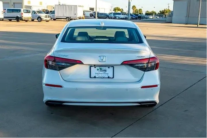 $26946 : Honda Civic 2024 Touring 4dr image 3