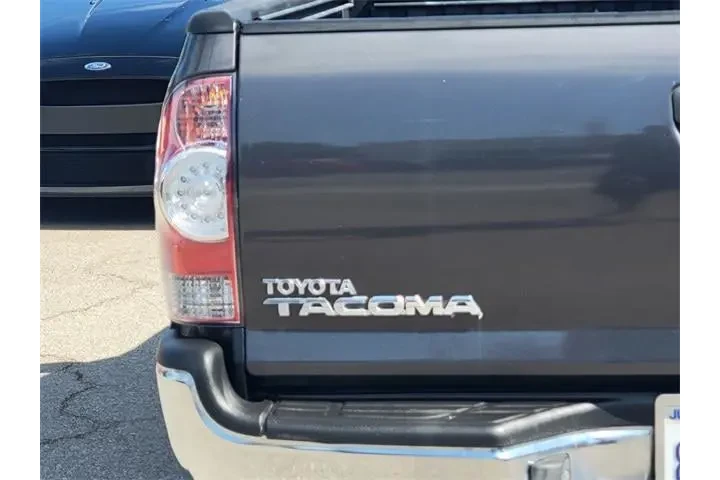 $25977 : Toyota Tacoma 2015 4x2 PreRu image 6