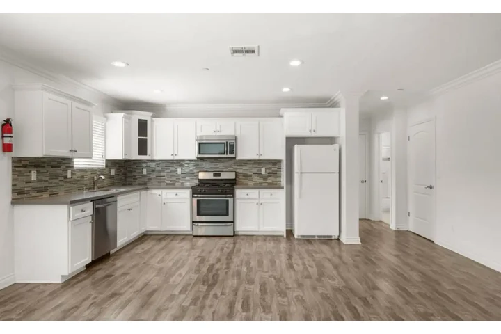 $1985 : 2 Bedroom Apt In Los Angeles image 2