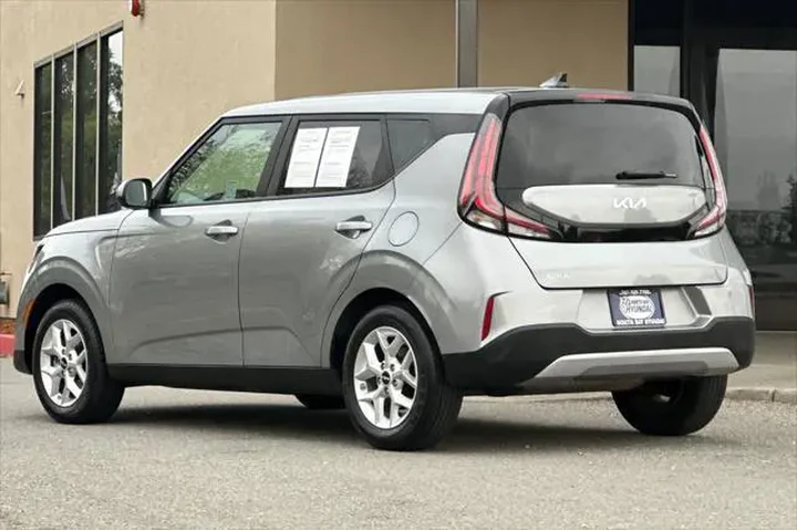 $16990 : Kia Soul 2024 LX 4dr Crossov image 6