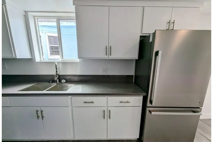 $1950 : 2 bedroom apartment in LA image 5