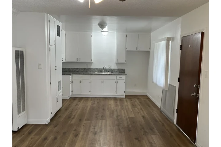 $2195 : APARTAMENTO DE RENTA EN CUDAHY image 7