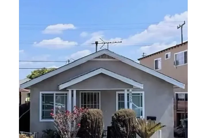 $1590 : SINGLE FAMILY RESIDENCE! image 1